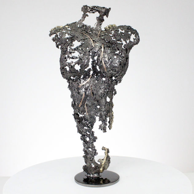Amuleto de la suerte Pavarti - Escultura corporal de mujer en encaje de metal, acero bronce y latón