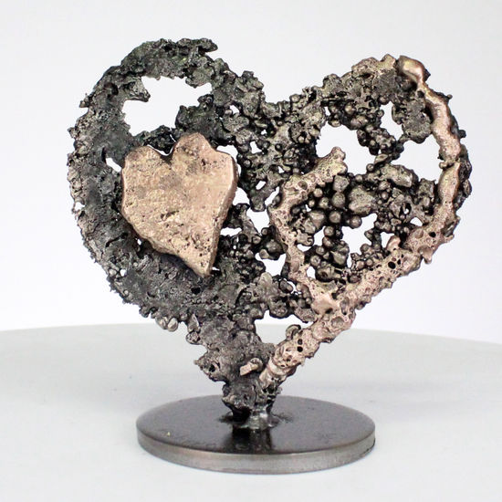 corazón sobre corazón - IX - Escultura acero bronce Metal Figurative