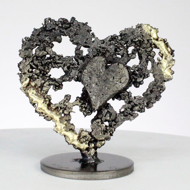 Heart on heart XI - Escultura de latón en acero