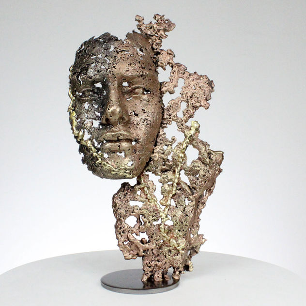 una lágrima III Escultura facial metal bronce latón acero