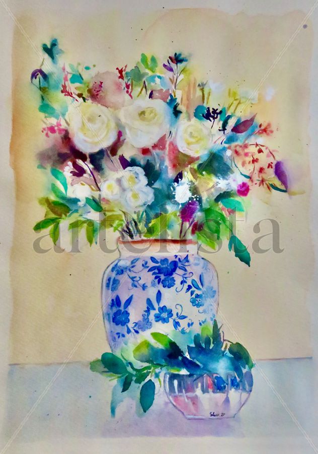 Jarrón con flores blancas