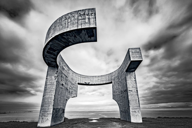 El lenguaje de Chillida. / The language of Chillida. Conceptual/Abstracto Blanco y Negro (Digital)