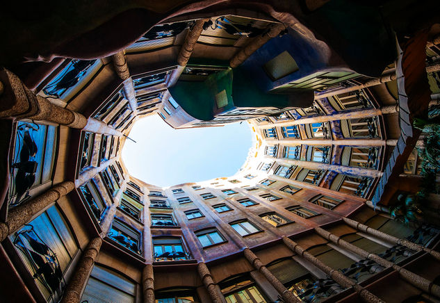 La Pedrera Photojournalism and Documentary Color (Digital)