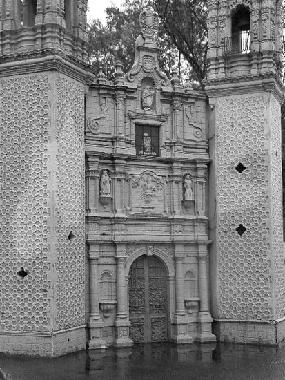 Un poco de Mexico Architecture and Interiorism Black and White (Digital)