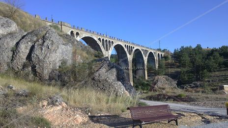 Banco junto a puente