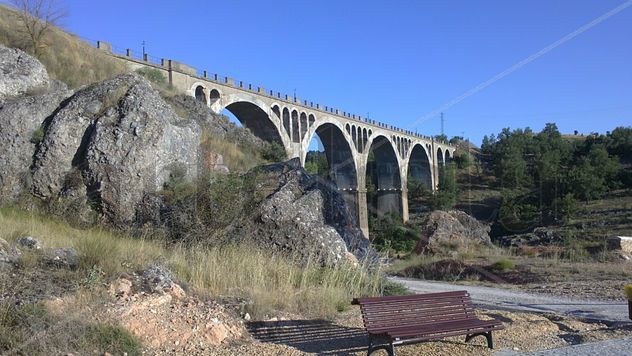 Banco junto a puente