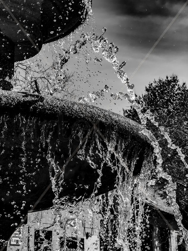 Fuente en España Blanco y Negro Oscuro