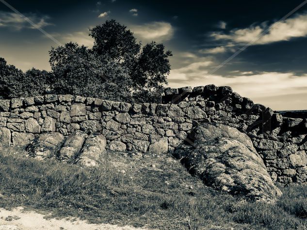 Muro antiguo de piedras con el cielo oscuro Galapagar España Naturaleza Blanco y Negro (Digital)