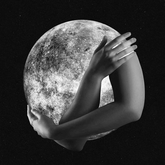 Sosteniendo la Luna Paper Portrait