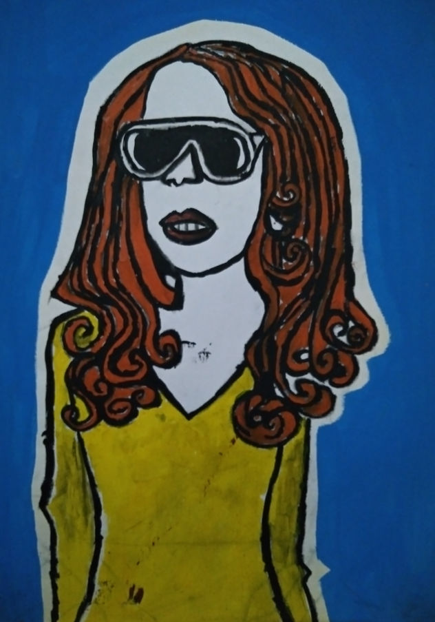 "La pelirroja fashionista y sus gafas negras siempre cool"