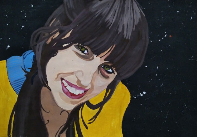 "una muchacha sonriendo en una noche de estrellas"