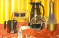 Cafeteras y copa de cristal