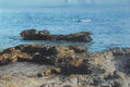 Paisaje de mar con rocas grises