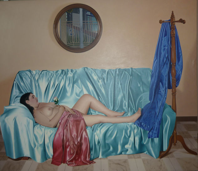 Mujer sensual con rosa sobre un sofa