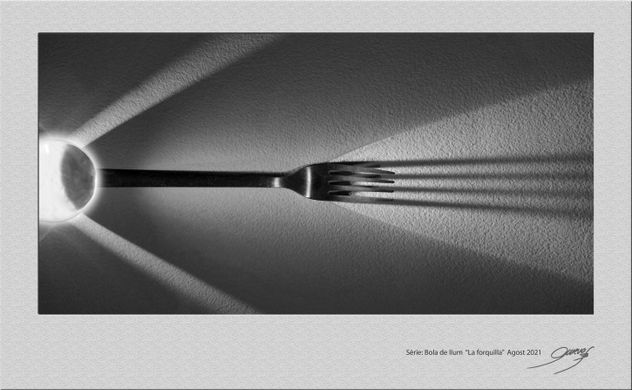 Serie, La bola de luz "El tenedor"