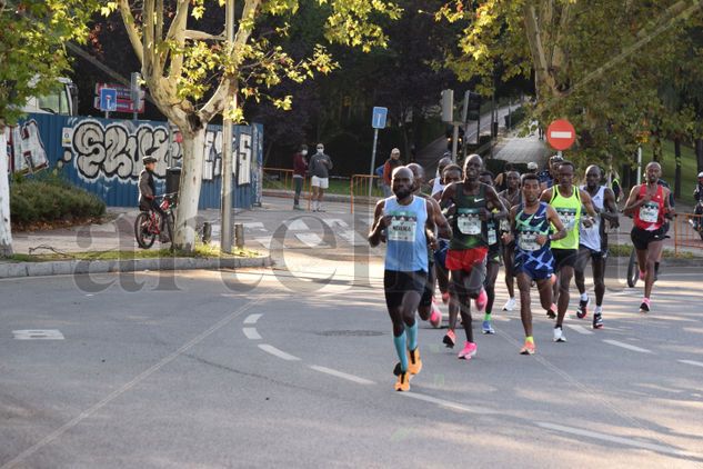 Doce atletas en busca de la victoria Deportiva Color (Digital)