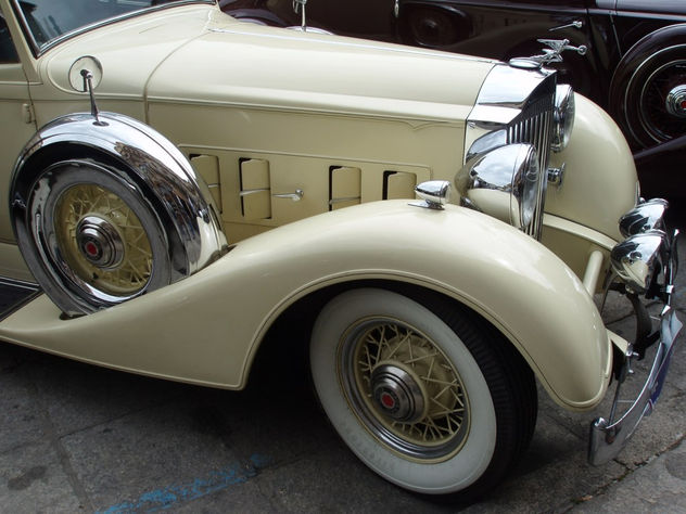 "Coche antiguo Pakar amarillo"