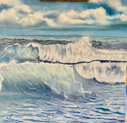Olas con cielo nublado