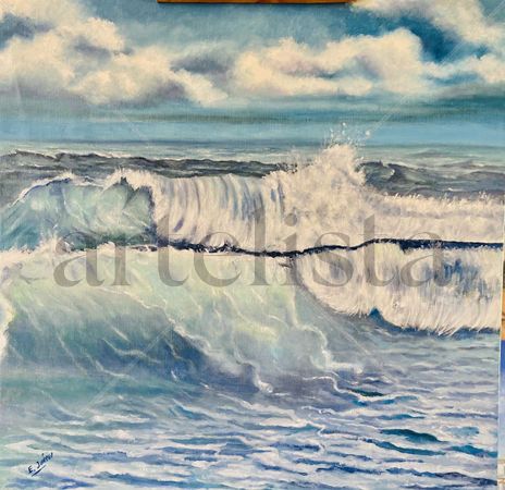 Olas con cielo nublado