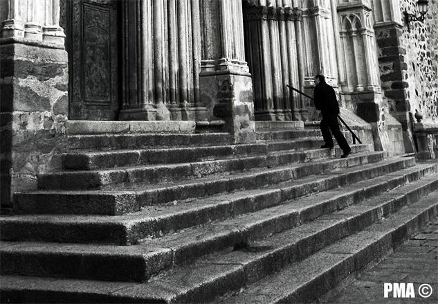 Hombre en el Monasterio de Guadalupe - Extremadura Other Themes Black and White (Digital)