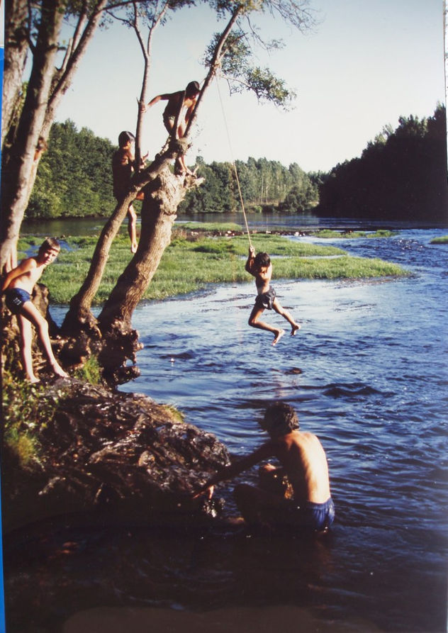 "Niños jugando en el vado, rio Agueda"