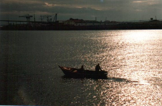 "Barca de pesca entrando por el rio mondego, Figueira da foz" Viajes Color (Química)