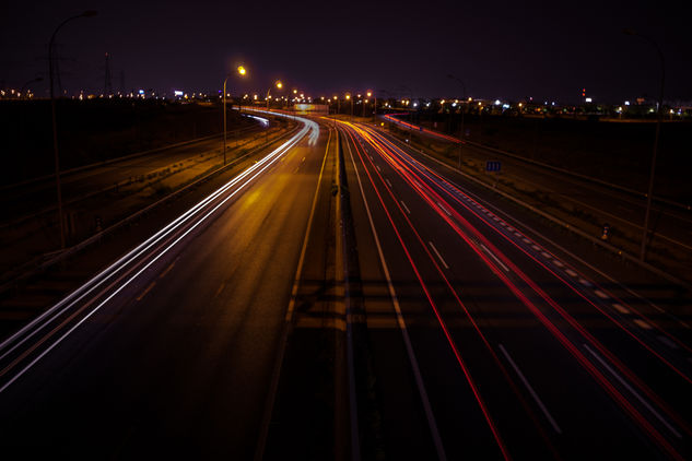 trail of cars at night from the top of a bridge Conceptual/Abstracto Color (Química)