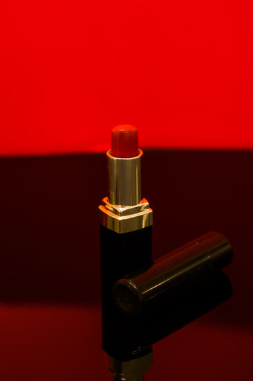 red lipstick with a red light background Glamour Color (Química)