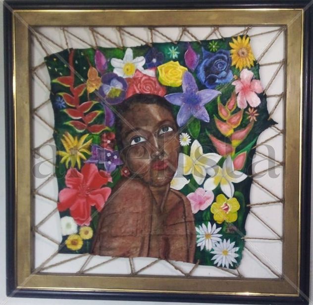 Mujer entre flores tropicales