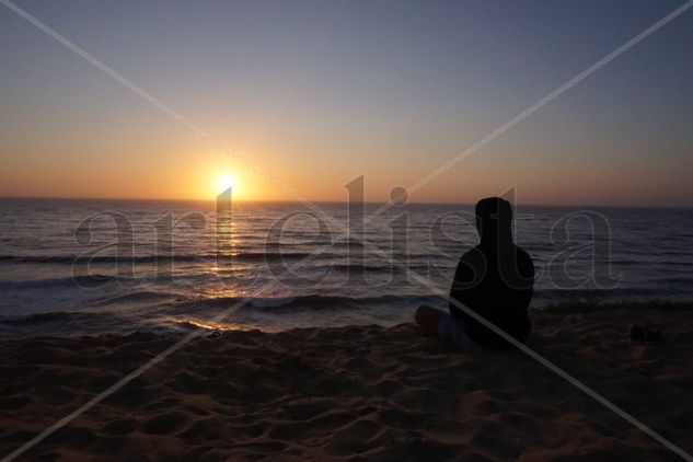 Chico meditando en un atardecer enfrente del mar Otras temáticas Color (Digital)