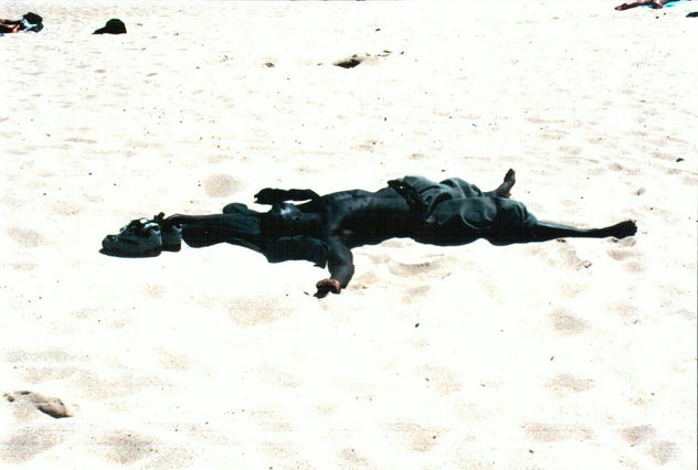 "Tomando el Sol, moreneandose, ò siesta en la playa"