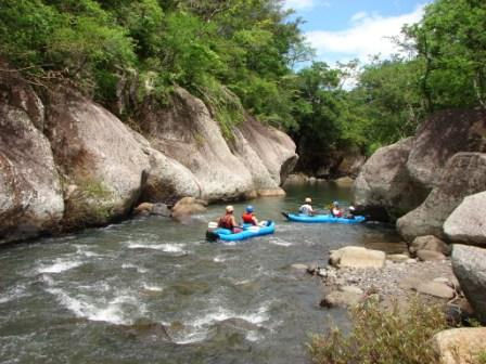 cayakiando por el rio