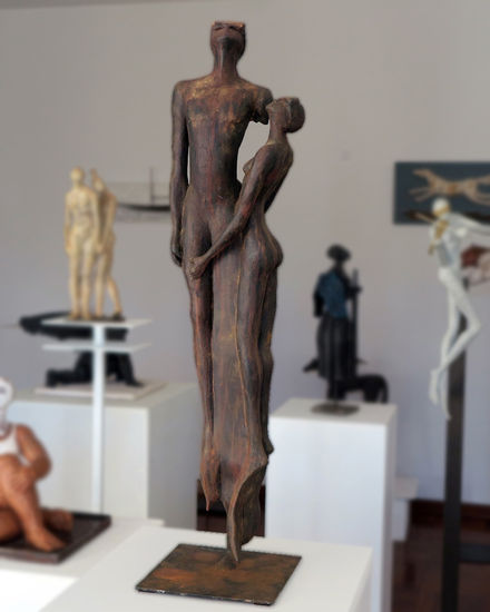 Emergiendo Terracotta Figurative