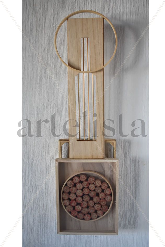 Escultura abstracta de una guitarra.