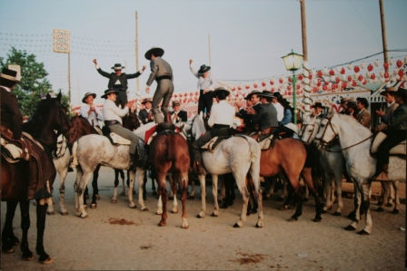 "Bailando en la Feria de Abril, encima de los caballos?" Viajes Color (Química)