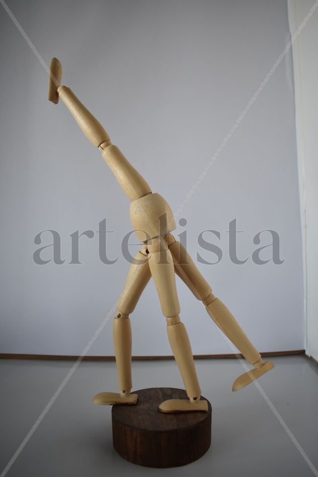 Personaje con cuatro piernas.