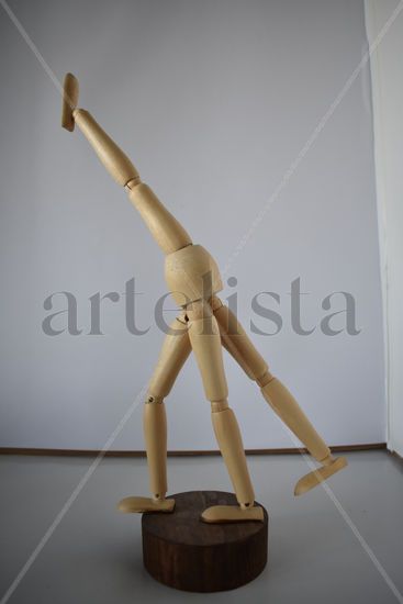 Personaje con cuatro piernas. Wood Abstract