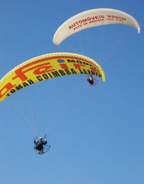 "Dos en parapente"