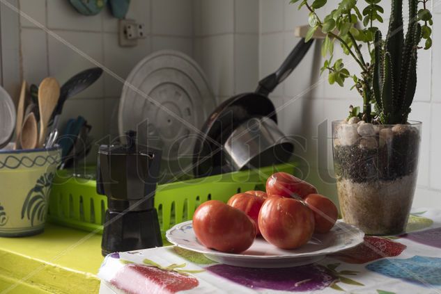 bodegón de tomates en cocina tradicional Still lifes Color (Digital)