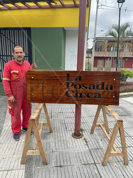 Letrero en madera