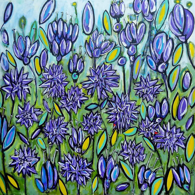 jardín con flores moradas.