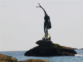 Contraluz de escultura en el mar