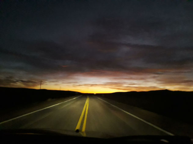 Carretera hacia el amanecer