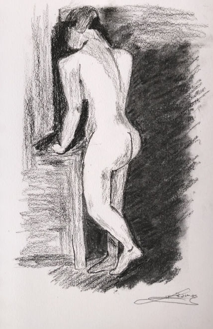 Mujer desnuda de pie