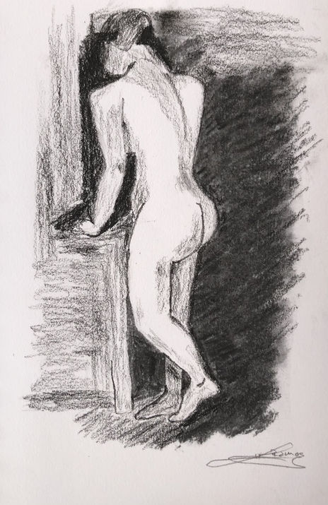Mujer desnuda de pie