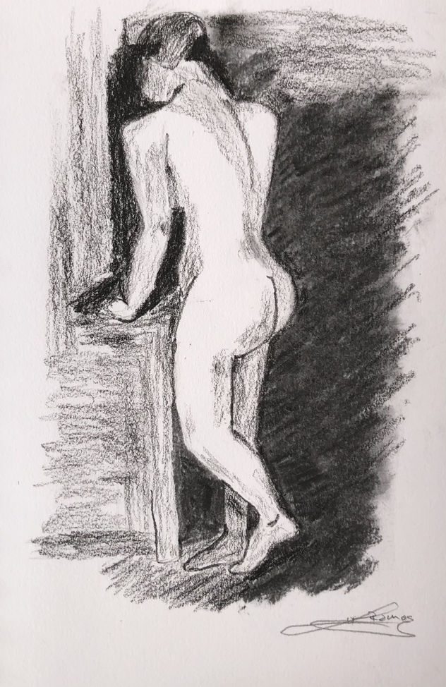 Mujer desnuda de pie