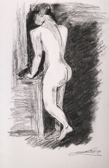 Mujer desnuda de pie Charcoal