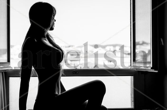 En su ventana Portrait Black and White (Digital)