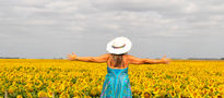 Ella y Girasoles