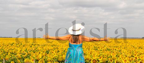 Ella y Girasoles